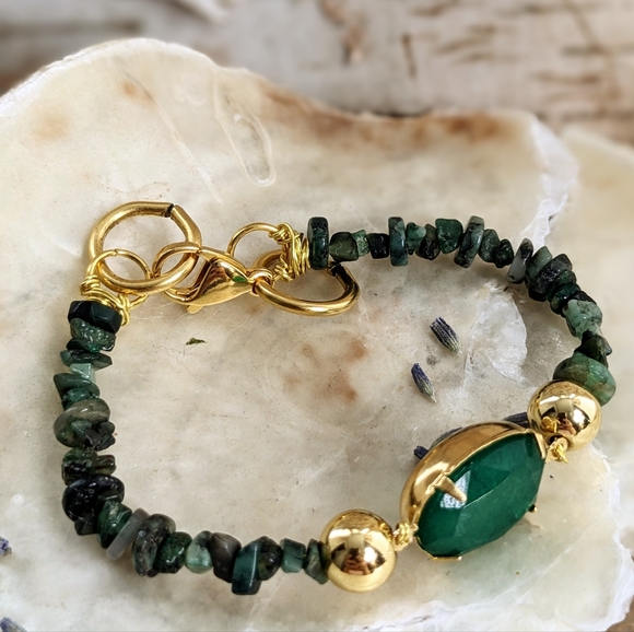 13 Carats Natural Emerald Chips And Centerpiece Bracelet - Picture 3 of 5